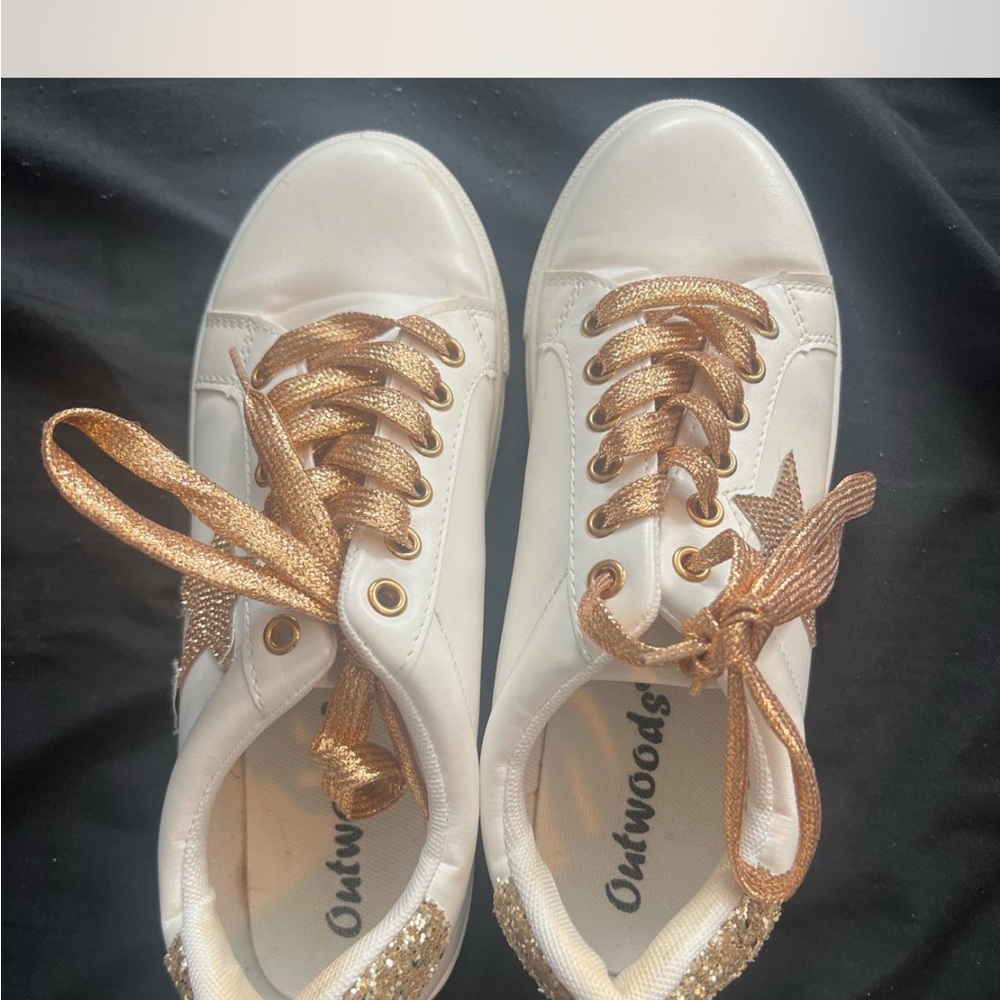 Outwoods White and Gold Sneakers with Classic Design
